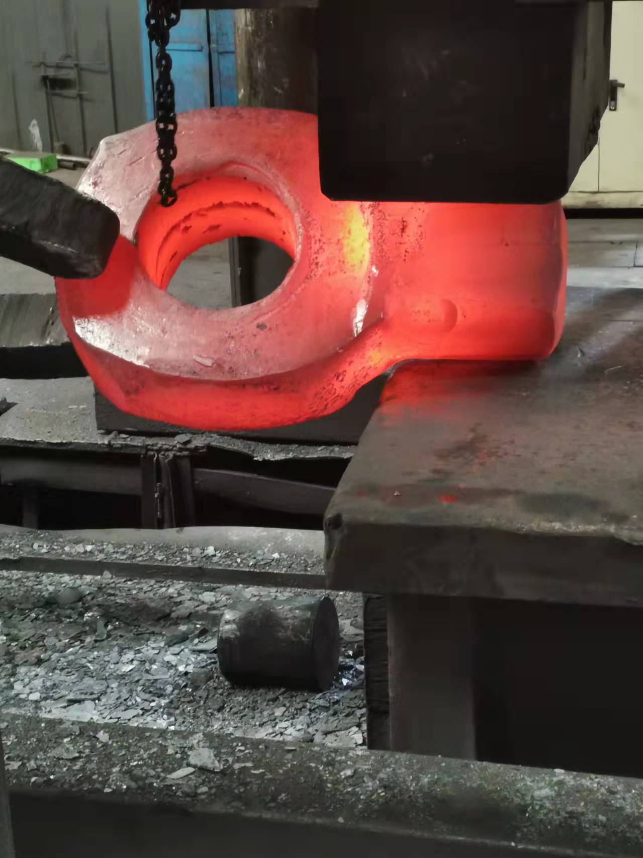 Varm extruderingsprocessdesign av kuggsmide