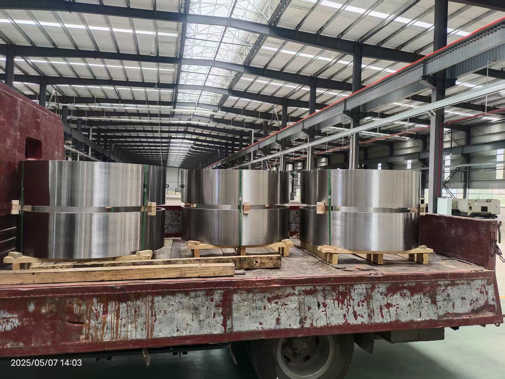 Vilken typ av mekanisk utrustningssmide är framaxelsmiden med ihålig axel lämplig för?